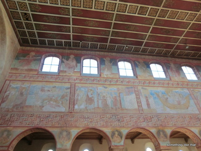 外観はすごく地味な教会なのですが、壁一面の絵には驚かされます。