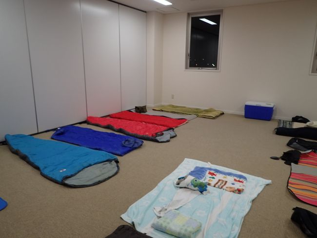 タコ部屋で！<br /><br /><br />一応空調も有るしね。