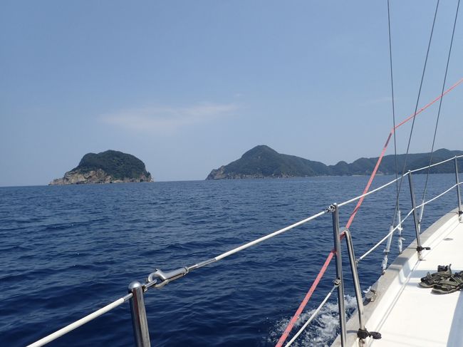 常神半島まで約２時間半。<br />揃えてサンダルを脱いであるけど世を儚んで海に飛び込んだのではありませんので念のため。