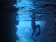 洞窟は、大人気ですね。
水面にはスノーケラー、水中にはダイバーがたくさん。