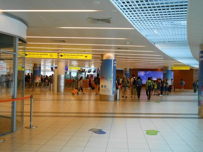 美味しい機内食を食べて爆睡して映画（日本語なし）を観ているうちに<br />乗り継ぎするシェレメーチエヴォ空港に到着しました。<br /><br />話には聞いていましたが、飛行機が到着したと同時に日本人以外の方々が<br />揃って拍手してました。<br />「アエロフロートあるある」はホントにあったんだ！と感動しました（笑）<br /><br />空港に着いて人の流れについて行くと乗り継ぎ用の手続き窓口前で<br />行列が出来ていました。<br />強面の係員にパスポートを見せ、乗り継ぎの航空券に印をもらって、<br />手荷物検査を受けた後　時間まで出発ターミナルでの〜んびりします。