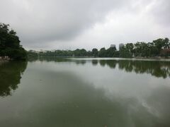 ホアンキエム湖です。
周辺は公園になっていて、ハノイ市民憩いの場になっています。