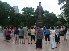 こちらは円になって、みんなで回転するのかな？
ベトナムの方々はみなさん元気です。