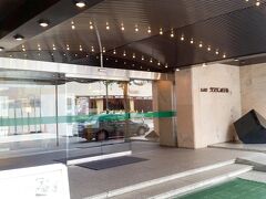 ホテルに移動して、オリンピックを見ながら就寝。このホテルは大浴場がありいいですね。全体的には、古いホテルですが。
翌朝は、近所のヒルトンで朝食ブッフェにしようとホテルに電話したところ、当日は満室でブッフェが混雑が予想されるとのこと。