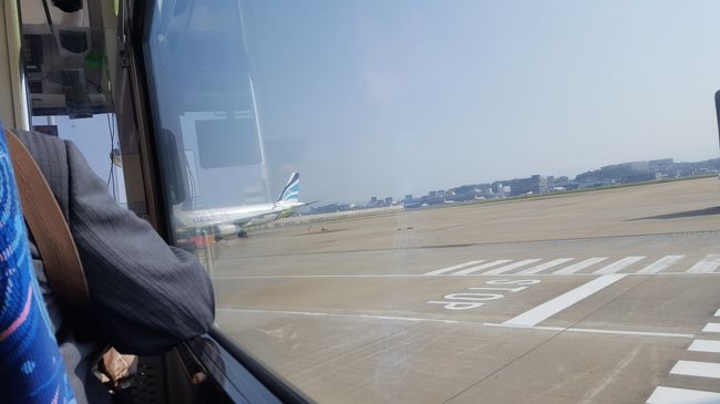 今回の出発はエアプサンで！<br />LCCだからか、飛行機までバス移動です。