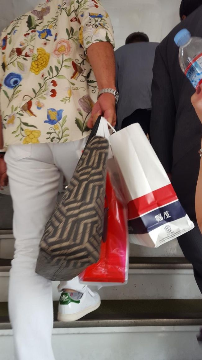 タラップを登って飛行機の中へ〜