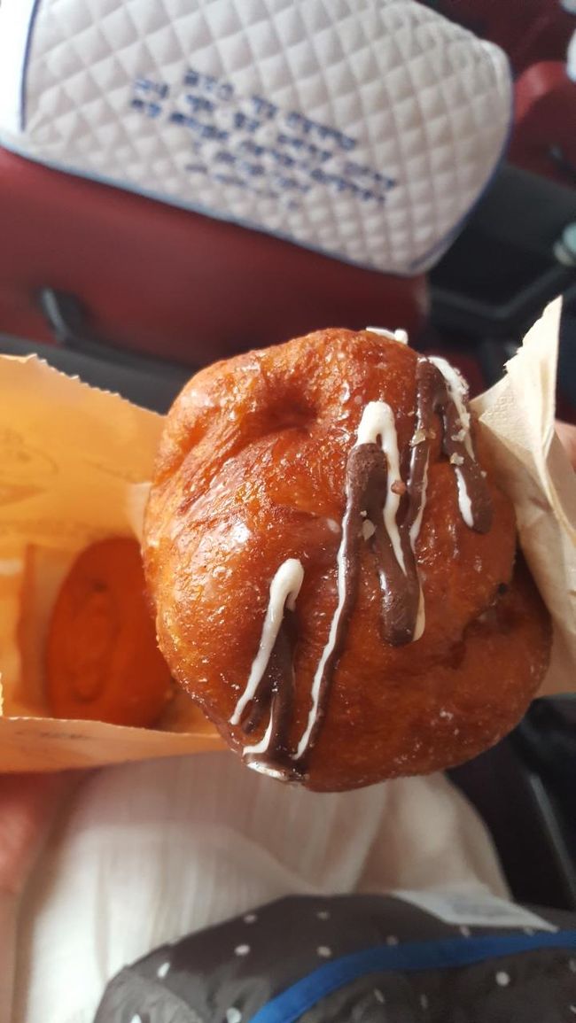バスの待ち時間に空港で買っていたドーナツをパクリ。<br />お昼ご飯は巨済で食べる予定だったけどすでにお昼タイムでお腹が空いていたので<br />控えめに〜。<br />こっちは友達のハニードーナツ