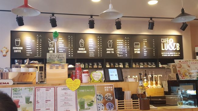 小さいけどとってもきれいで可愛いお店。<br />しかもこのビックサイズのエイドが3,500Wと値段も良心的！<br />2人で1杯でも嫌な顔されませんでした。<br />トイレのために入ったけど、いい店でした！