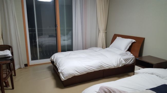 部屋はゆったりと並んだベッドが2つ。<br />結構広いです。