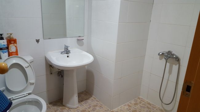 浴室はシャワーとトイレ。<br />ゆったりサイズのためシャワーをしてもギリギリトイレまで濡れないくらい。