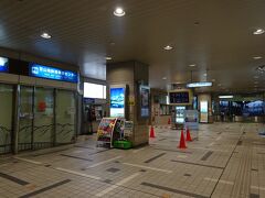 電鉄富山駅。8月の土日は5時からアルペンルートの切符（ケーブルカーの時刻指定）を購入できるそうですが、特に混んではいませんでした。