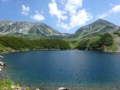 ミクリガ池と浄土山（右）、立山（左）