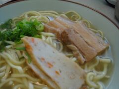 いきなり、那覇高速道の伊芸サービスエリア（下り）レストランで昼食です。