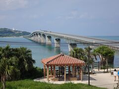 沖縄高速自動車道を降り、古宇利大橋へ向かう。
古宇利大橋
屋我地島から古宇利島を望む
