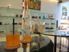 ランチを終え、友人の要望でお買い物。

ガイドブックによく掲載されているナグやイパニマ等を見て、
タン・ミー・デザインで暑すぎて貧血起こしそうになったので一休み。