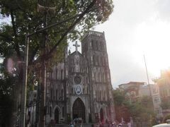 暑いなぁ。写真は大教会。

色々お店を見て友人と気に入ったのは、大教会の近くのMay（ 7 Nha Tho Street ）というお店。
そこでバングルを買ったけれど、刺繍されているリネン商品などがとっても良かった。
また店内に吊るされていた蓮の花が刺繍されたオーガンジーのタペストリーというか、のれんのようなものが素敵だったが買わずに帰国。

後悔していたら、再度8月に友人がここに再訪して買ってきてくれた！感激。
