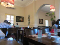 ホテルに戻り、スーパーのインティメックスで買い物をして
マダム・ヒエンで軽く夕食。


また、マダム・ヒエンのはす向かい前のドンホー版画のお店を楽しみにしていたが、
時間をずらして行っても開いていなかった。残念。
またハノイにいつか来なくては。