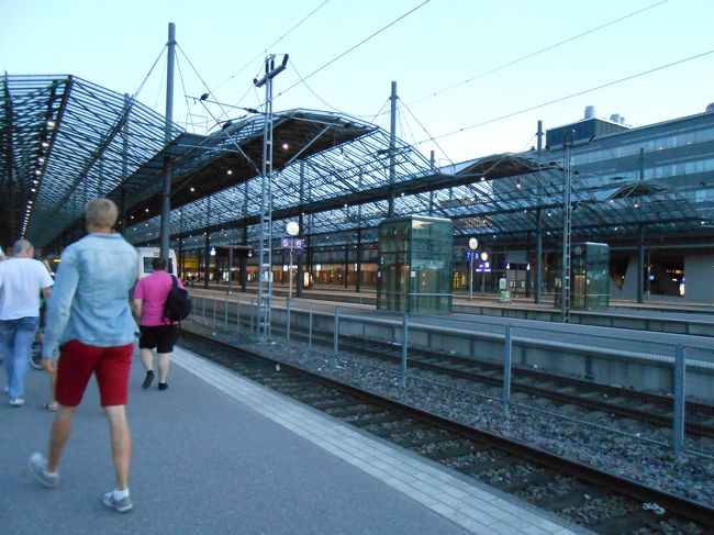 窓の外を見ながらぼ〜っとしていると30分足らずでヘルシンキに到着！<br />（この明るさで22時過ぎ）<br />でもホテルまではまだ地下鉄に乗らなければならない...遠い...<br /><br />端っこのホームから中央駅構内を進んで案内板を頼りに更に進むと<br />これまた長〜いエスカレーターを下りた先に地下鉄の駅はありました。