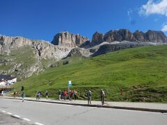 終点の Passo Pordoi 2239m には 9:30 到着です。
青空に映えるセッラの岩塊が魅力的です。