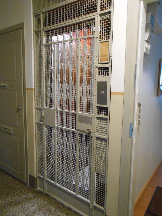 アパート内にある旧式のエレベーターです。<br />見た事ない私は前を素通りしました（汗）<br /><br />2枚の扉を手動で開閉し、階数を押すとゆ〜っくり上がって来ます。<br />激狭なのでスーツケース×2と大人2人が限界かな？<br /><br />一応MAX250kgと書いてありました。