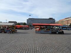 2日目
駅の券売機でデイチケット
（市内のみ・4days・20ユーロ）を買って
9番トラムに乗ってまずは
ハカニエミマーケットで朝ごはんを食べます。

駅前広場にどーんとマーケットがあるはずだけど
まだ時間が早かったようで数えるほどしか出店してませんでした。