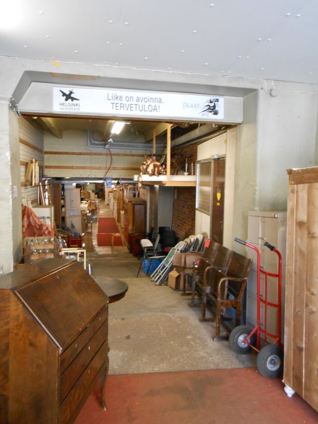 たまたま見つけたアンティークショップ<br /><br />家具から食器類、服や靴なんかもありました。<br />欲しいものがゴロゴロあったけど買って帰れる訳がないので<br />写真だけ撮っときました。<br /><br />欲しかったな〜あのチェスト...