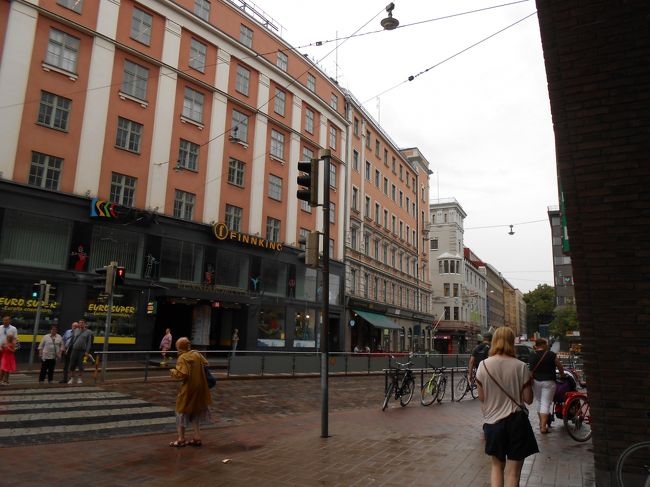 猫に癒された後はまた街をぶらぶらしながら<br />歩き疲れたら適当にトラムに乗って気ままに移動します。<br /><br />途中、雨が降って来たので<br />ヘルシンキのディスカウントショップに行ってみました。<br />（写真奥の白い建物）<br /><br />Kaisaniemi駅を降りてすぐの所にある【Tokmanni】