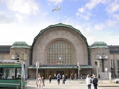 ヘルシンキ中央駅

かつてはシベリア鉄道の終着駅でした。
反対側は　日本海を挟んで対岸のウラジオストック。実に一万キロ以上。
今でもロシアのサンクトペテブルクまで列車が発着しています。
現在はフィンランドを走る列車の大部分が発着する陸の玄関口です。

東京駅と違って駅前は以外とスッキリ！