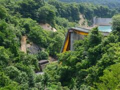 岩手・宮城内陸地震の被災の様子を後世のために保存しています。
写真は地滑りによって崩れた橋です。
