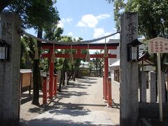 興福寺よりおよそ１０分で奈良市最古と言われる率川神社に到着。
いや〜、暑くて倒れそうだわ。既に汗ふきタオルは汗でビショビショ、これまで数リットル分飲料買ったと思われそれだけでも１０００円超えてる算段。これだけ飲んでもトイレは０。全部汗で出ちゃってます。