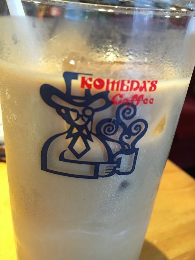 お昼の味噌カツを消化するために歩き回って、疲れた先にたどり着くは、コメダ。