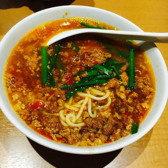 ◯味仙<br /><br />一旦ホテルに戻って、休憩し、再び出かけます（笑）まさにフードファイト！！！<br /><br />台湾ラーメン。辛いものはあまり強くない私でも、ヒーヒーしながら、食べ続けてしまった、不思議な魅力の詰まった辛いラーメン。<br />ひき肉がおいしい！<br /><br /><br />さすがに2人でひとつをシェアしましたが（笑）