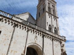 聖ロブロ大聖堂の正面入口と鐘楼です｡聖ロブロ大聖堂は初期キリスト教時代のバジリカを１３〜１５世紀にかけて建て替えた教会です｡
鐘楼はヴェネチア支配時代の１５〜１６世紀に建てられました｡後から鐘楼を建てたので教会はロマネスク様式､鐘楼の2階部分から上はヴェネチアゴシック様式です｡