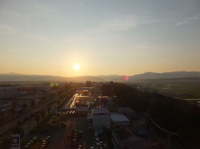 今日はホテルでのんびり。空港に近いホテルなのでまさに昼近くまでのんびり。<br />朝６時。まずは朝の屋上露天風呂。<br />阿蘇から朝日が昇ります。