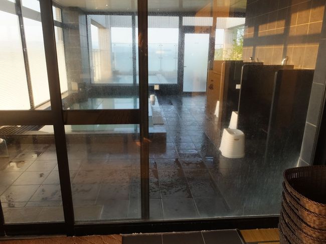 だれも居なかったので。手前が内風呂、奥が屋外の露天風呂。<br />東南角です。北側もちょっと見えます。海がちょっと見えます。