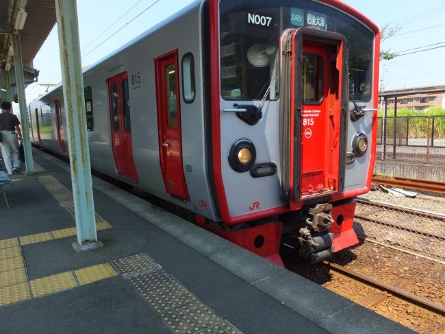 この電車。普通のロングシート。<br />いえ、東京に比べると枕が壁に付いてたりして豪華とも言えるのですが。<br />内装がシンプル簡素なので旅の気分なし。<br />三里木駅で本来は特急と行き違いなのですが特急は震災で運休中。<br />なのにやって来た。と、特急ではなく回送の赤いキハ２００系でした。<br />保安上か何かの理由でダイヤどおり回送を走らせてるのかな？<br />その通過を待って発車。<br />
