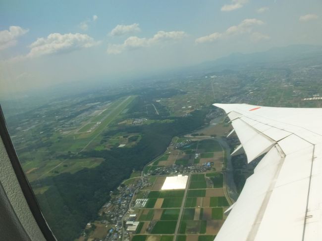 ほぼ定刻の出発。東に向かって飛び立ちましたがなぜか反転して西へ。<br />やはり突然の噴火でも大丈夫なように低空阿蘇山越えはしないのかな？<br />左に熊本空港が見えてます。<br />その後さらにぐるっと空港のまわりを一周して東へ。