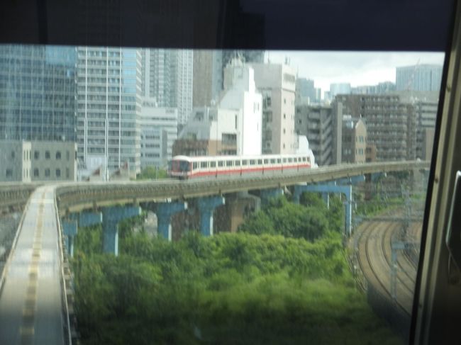 でも浜松町では晴れ。<br />すれちがった復刻塗装の列車。