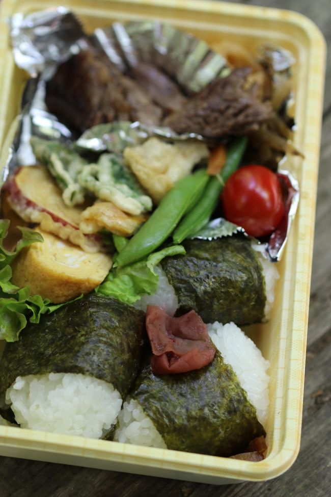 <br />前日に電話でお願いしていた<br /><br />すてーき弁当。<br /><br />ちょうど到着の時間に用意してくださってて<br /><br />おにぎりのご飯も美味しくていい塩加減。<br /><br /><br />また食べたいです。