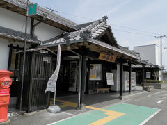 JR日豊本線の杵築駅は武家屋敷を模した小さな駅舎。
構内には観光案内所もあり、情報収集には便利。
ただ、近くに買物や食事をするところが見当たらない。
ここを観光の起点にするには無理があるかも知れない。
