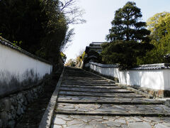 城山公園を下りて道を挟んだ向かい側に「勘定場の坂」と呼ばれる緩やかな坂がある。
江戸時代、このあたりに収税や金銭出納の役所があったことから付いた名称だ。
石段の数53、坂の勾配は24度、石段の蹴上がり15?、一段当たりの路面長は1.2m。
これらの数字は勤番の家老たちを城へ運ぶ馬や駕籠舁きの歩幅まで計算したものだそう。