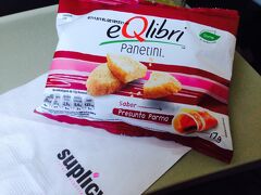 【...機内軽食...】

これはブラジルＴＡＭ（ＬＡＴＡＭ）タン航空（ワンワールド）の国内線。ちっちゃいガーリックトースト系。意外と美味しい〜んだな〜これが。

「すいません〜！もうひとつくださ〜い〜！」

ＴＡＭのカンパニーカラー：赤を強調。