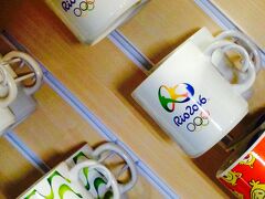 【２０１６年８月リオデジャネイロ・オリンピック】

公式マグカップ。残念ながらデザインは行けていません.....。まあ、一応 記念に一つだけ買った......けど.....


