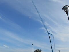 買い物をした後は3番トラムで
Kaivopuisto駅まで行って
そこから海に向かって歩いて行きます。

公園を突っ切ってくとかもめ食堂に出てた
カフェ ウルスラの近くでバンジージャンプをしてました。

毎年夏に恒例となってるようで
150ｍの高さなのにチャレンジャーが途切れなかったです。

この高さ、罰ゲームレベルだと思うんだけど...