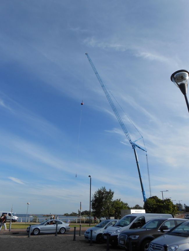 買い物をした後は3番トラムで<br />Kaivopuisto駅まで行って<br />そこから海に向かって歩いて行きます。<br /><br />公園を突っ切ってくとかもめ食堂に出てた<br />カフェ ウルスラの近くでバンジージャンプをしてました。<br /><br />毎年夏に恒例となってるようで<br />150ｍの高さなのにチャレンジャーが途切れなかったです。<br /><br />この高さ、罰ゲームレベルだと思うんだけど...