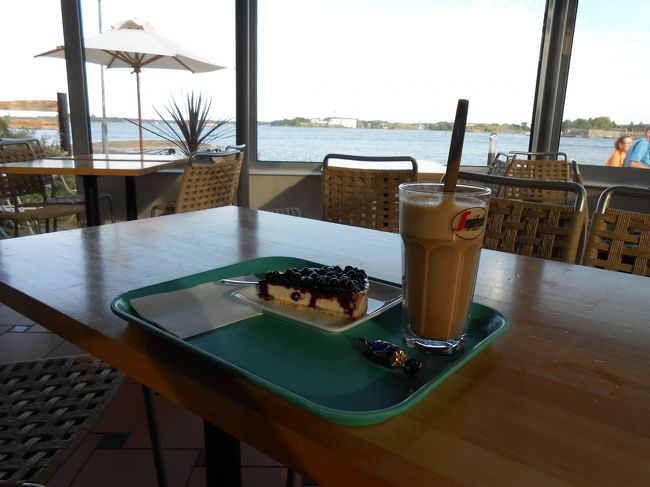 カフェではカフェラテとブルーベリータルトを注文（14.80ユーロ）<br />チョコがおまけで付いてました。<br /><br />映画に出てた影響か日本人もちらほら見かけました。