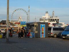 日が沈みかけるとさすがに肌寒さを感じたけど
日本人だけなんですかねぇ？

真っ昼間並みに行列できてるし