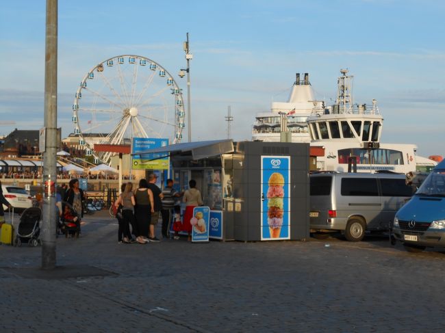 日が沈みかけるとさすがに肌寒さを感じたけど<br />日本人だけなんですかねぇ？<br /><br />真っ昼間並みに行列できてるし