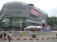 ホテルに送っていただき、シャワーを浴びた後MAYAに来ました。

ガイドさんが教えて下さったのですが、王妃の誕生日で町中で飾りつけをされていました。帰国後調べたら誕生日は8月12日で、タイでは母の日なんですね。