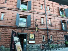 川沿いに歩くとさっそく素敵なカフェを発見！
でも、ささっと写真を撮って先に進みます。